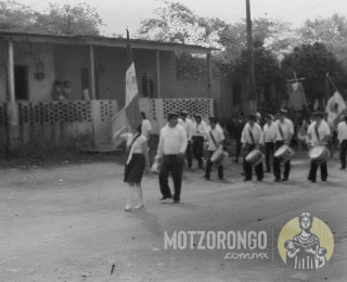 Desfile del primero de mayo en el barrio El Nido.