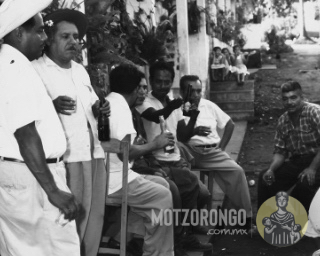 Un grupo de amigos se reúne en la vieja galera de casas en el barrio El Nido.