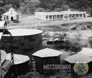 Vista desde el ingenio de la antigua iglesia, el cedro y la primaria "Teresa Rul de Céspedes" (actualmente salón social), ambas construcciones semidestruidas por el terremoto de 1973.