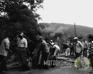 Un grupo de obreros de Central Motzorongo trabajan en la reconstrucción del puente de "Doña Chelo" en el barrio El Nido.