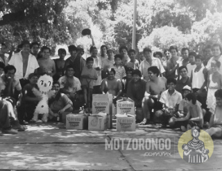 Un grupo de vecinos del barrio La Loma en un merecido descanso en el parque luego de trabajar en el colado de la losa de la capilla.