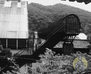 Antiguo puente del ferrocarril visto desde el campo deportivo, este puente conectaba al barrio La Gloria, Cantarranas y la Colonia de Empleados con el barrio El Nido.
