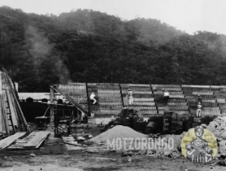 Construcción de las tribunas para el Campo Deportivo.