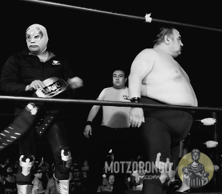 El luchador superestrella de la AAA Brazo de Plata, mejor conocido como Súper Porky, durante su presentación en el Campo Deportivo por los festejos del día de la Revolución.
