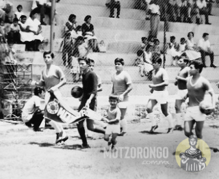 Presentación del equipo de futbol de Motzorongo en el campo deportivo.