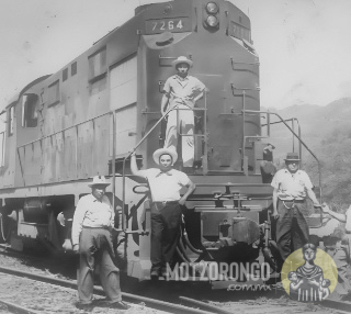 Un grupo de obreros en las afueras del ingenio frente a una locomotora, entre ellos el Sr. Bartolo Beltrán (arriba).