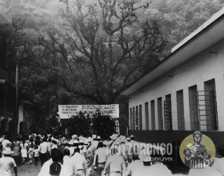 Celebraciones del cincuentenario de la constitución del sindicato de obreros de Motzorongo. A la derecha se observa parte de la construcción de la antigua primaria junto a la parroquia.