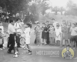 Entrega de trofeos del torneo infantil de futbol en el extinto campo en los terrenos ganados a la laguna de la Colonia Obrera.