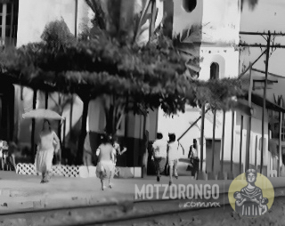 Escena de la antigua estación del ferrocarril y la tienda grande, como parte del comercial de Nestlé.