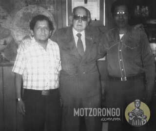 Los señores Javier Sarabia y Enrique Morales junto al ilustre cubano Pablo Machado Llosas, dueño del ingenio y fallecido en 1993.