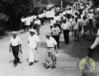 Desfile cívico del primero de mayo en la avenida Esfuerzo Obrero casi llegando al sindicato.