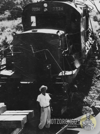 Ferrocarrileros trabajando bajo el sol de Motzorongo en la reparación de la vía luego del descarrilamiento de un tren cañero.