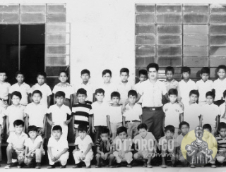 Profesor Andrés Cano con alumnos de la escuela primaria "Artículo 123 Patria" con sede en el actual edificio del Salón Social.