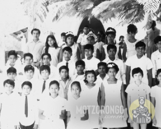 Profesor Roberto Ramírez con egresados de la escuela primaria "Artículo 123 Patria", foto tomada frente a la antigua iglesia que sería destruida al año siguiente por un terremoto.