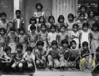 Escuela "Artículo 123 Patria", se observa en la foto a la maestra Carmen, la maestra Reynalda y el maestro Álvaro.
