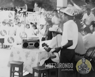El candidato a la alcaldía de Tezonapa por el Partido Mexicano Socialista, Gaffet Romero Mendoza, haciendo acto de campaña en la pérgola del parque Carlos A. Pacheco.