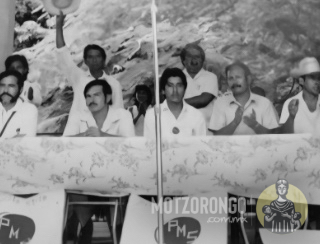 El candidato a la alcaldía de Tezonapa por el Partido Mexicano Socialista, Gaffet Romero Mendoza, haciendo acto de campaña en la pérgola del parque Carlos A. Pacheco, detrás se observa el antiguo framboyán.