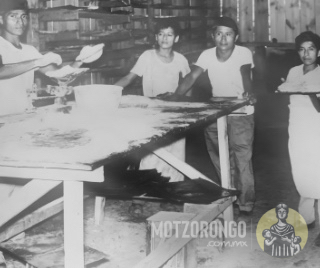 Un grupo de panaderos, a la izquierda Cirilo Díaz (Pichirilo), a la derecha el joven Guadalupe Beltrán (Coyote) quien se convertiría en otro reconocido panadero.