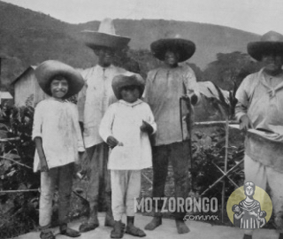 Herpetólogos de Motzorongo con una boa constrictor y al fondo la hacienda del General Pacheco.