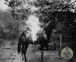 Fotografía del señor Homero Burello Ibarra en los alrededores del ingenio de Motzorongo.