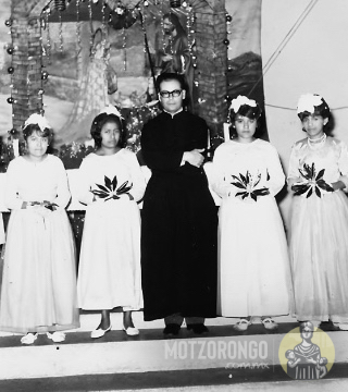 Párroco Celestino Barradas en la antigua iglesia.