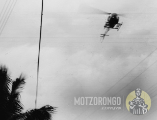 Helicóptero sobrevolando Motzorongo después del asalto al ingenio, cuya noticia saldría en los principales noticieros de radio y televisión de la época.