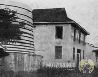 Aserradero de la fábrica de la Hacienda de Motzorongo, junto a la estación del tren, cuando en aquellos años la estructura del ingenio se componía principalmente de madera.