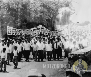 Marcha frente a la parroquia durante el conflicto obrero contra el gobierno del entonces Presidente Luis Echeverría Álvarez.