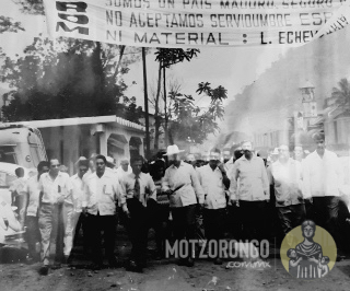 Marcha durante el conflicto obrero contra el gobierno del entonces Presidente Luis Echeverría Álvarez. En la parte superior izquierda se aprecia parte de lo que fue el letrero original del cine y al fondo de la derecha la tienda grande.