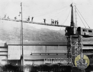 Obreros dan mantenimiento a la grúa "Mirón".
