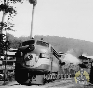 Entrada del ingenio Central Motzorongo con la locomotora de diesel y las góndolas con caña.