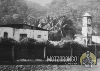 El campanario de Motzorongo emerge para no ser ocultado como el resto del pueblo por la caña para el ingenio.