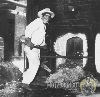 El Sr. Rafael Cortés Reyes sacando ceniza de los hornos de las calderas del ingenio Central Motzorongo.