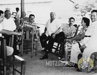 Un grupo de amigos celebra el fin de zafra frente a la antigua estación del tren y al fondo se aprecia el almacén, de derecha a izquierda aparecen Manuel Payán y su esposa Josefa, el cubano Sergio A. Álvarez López, y algunos de sus amigos mexicanos.