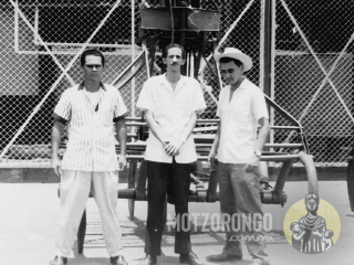 Fotografía donde aparece al centro el cubano Sergio A. Álvarez López con dos de sus compatriotas cubanos exiliados, empleados del ingenio.