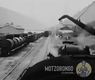 Vista desde arriba de una locomotora de vapor, al fondo a la derecha se observa la Tienda Grande, y a la izquierda Central Motzorongo.