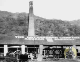 Fachada de "The Motzorongo Company" cuando este era administrado por estadounidenses y producía azúcar y alcohol.