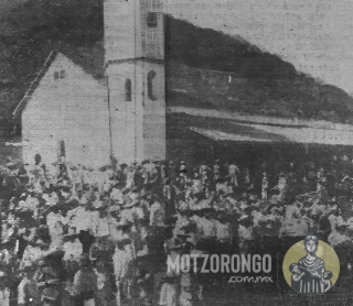 Día de paga en las afueras de "The Motzorongo Company", en la fotografía se observa un centenar de trabajadores con sus ropas de manta, haciendo fila para cobrar su salario en la tienda de raya.