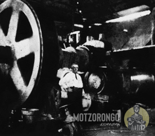 Mr. Bagnall (un exitoso hombre de negocios de Pittsburg) observa la trituradora de caña de 750 toneladas para extraer jugo en el ingenio.