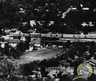 Vista del barrio El Infiernillo y La Gloria, se aprecian una abundante milpa en los terrenos de la escuela patria, el antiguo tanque de agua del ferrocarril, las casas de La Gloria y la famosa bajada del cine.