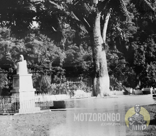 Monumento a los fundadores del sindicato en el parque infantil Luis Calderón.