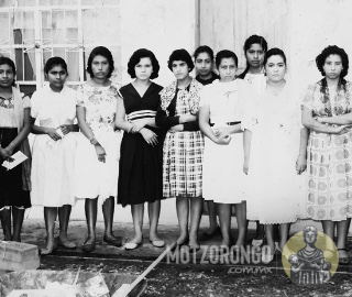 Un grupo de mujeres se toma esta fotografía a un costado de la iglesia en las oficinas.