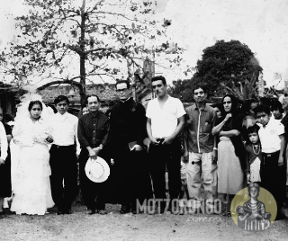 Celebración de una boda religiosa por el párroco Celestino Barradas.