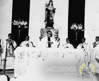 Interior de la iglesia original donde se aprecia la imagen de la patrona del pueblo durante las fiestas patronales.