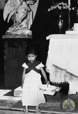 Interiores de la iglesia en las fiestas guadalupanas donde se observa el famoso ángel.