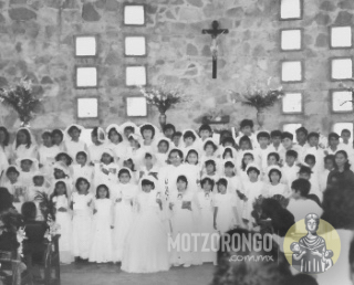 Interior de la iglesia donde se observa al párroco Rafael, aun no existe el cristo de madera, que llegaría hasta mediados de aquella década.