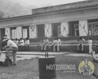 Primaria "Artículo 123 Patria" en su ubicación original junto a la iglesia, se observan los estragos del terremoto de 1973 lo cual fue meritorio para su derrumbe.