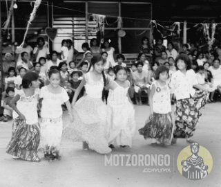 Bailables en el festival de día de las madres en la explanada de la primaria "General Heriberto Jara".