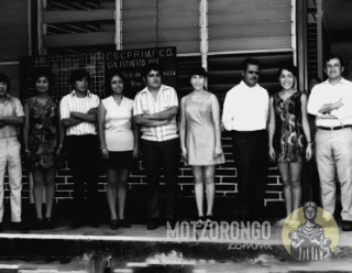 Profesores de la primaria "General Heriberto Jara" frente a la antigua cooperativa.