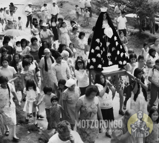 Procesión de la Virgen de La Soledad frente a la parroquia.